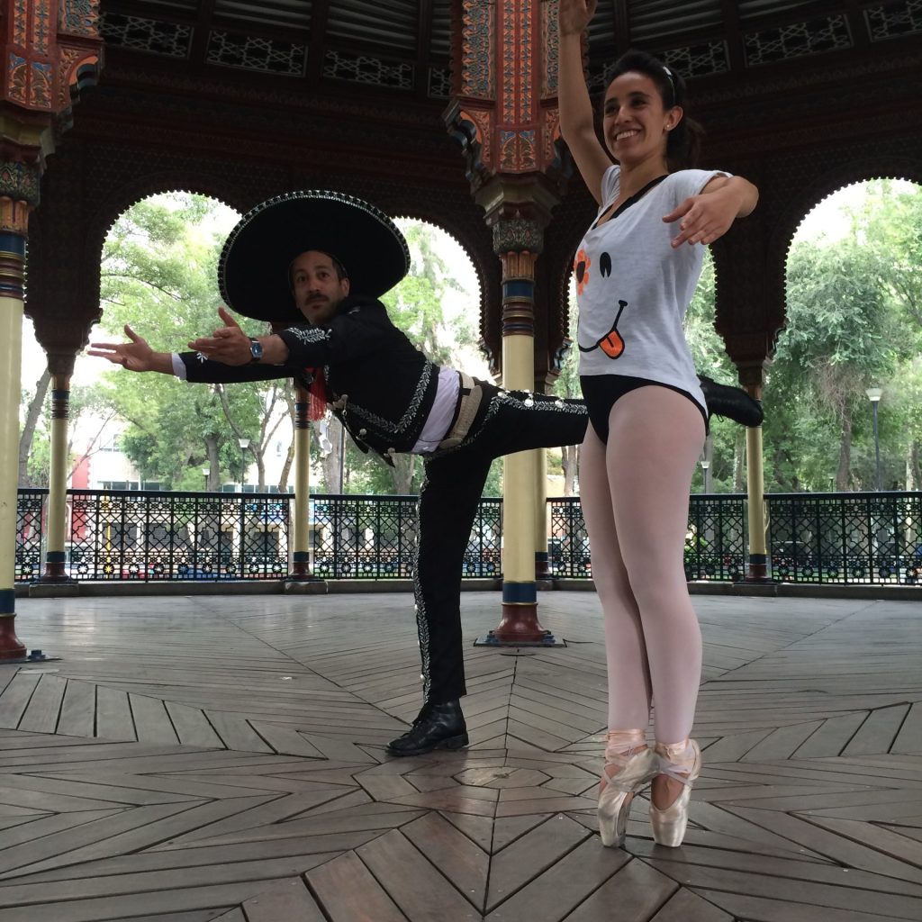 Mariachi con contrabajo en la calle