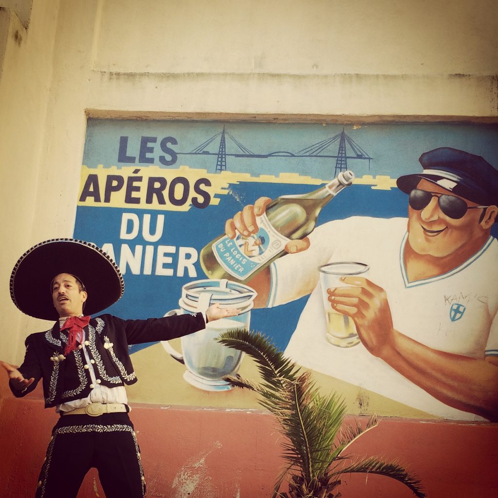 Mariachi con contrabajo en la calle