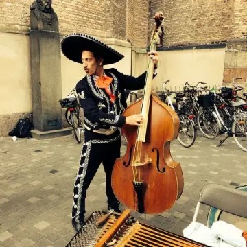 Mariachi con contrabajo en la calle

