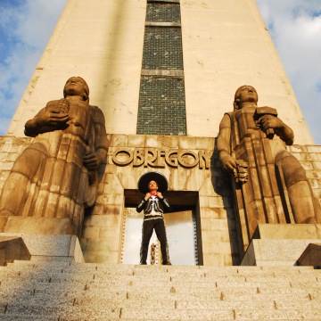 Mariachi delante de edificio Obregón

