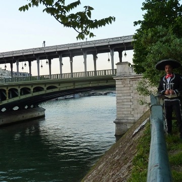 Mariachi al lado de un río


