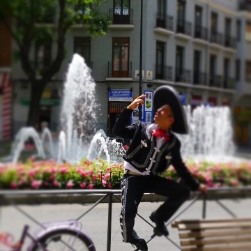 Mariachi al lado de una fuente

